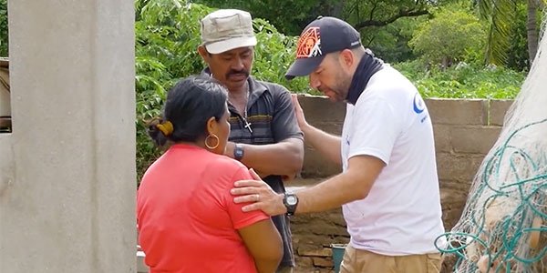 cbn-disaster-relief-in-mexico-praying